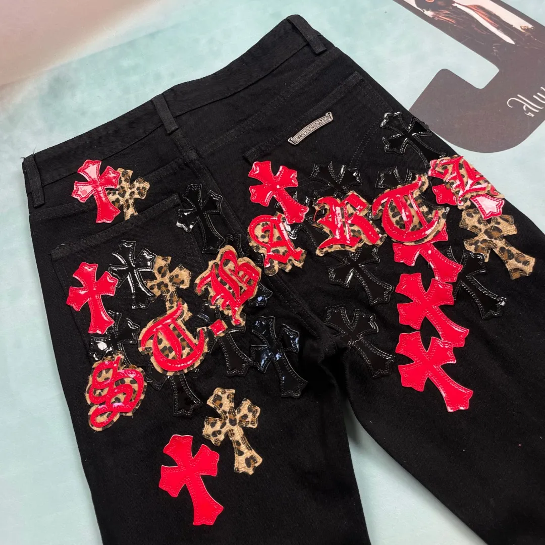 🅿️310 🔘Model No.-KL169 🔘Croxin𝐂𝐡𝐫𝐨𝐦𝐞 𝐇𝐞𝐚𝐫𝐭 CH City Limited Series Leopard Flame Ox King Heavy Industry Jeans* [St. Bart’s City Exclusive] Croxin is a top brand in the fashion world, and these pants are one of the best. It uses the classic Levi's jeans bottom panel, which has been carefully disassembled and spliced. The washed effect is natural, showing a unique retro charm. The pants are based on black and are paired with cross patches with red, silver, and leopard print elements, which have a strong visual impact. These patches are exquisitely crafted and have a luxurious feel. The hardware accessories are ultra-exquisite. The placket buckle is made of silver, hand-polished and painted with distressing liquid. The main buckle has a three-dimensional cross flower shape. The six-pointed star screws and hand-cut leather washers on the back are full of details, which are both beautiful and durable. It is also a limited edition model for the city of St. Barth. The "ST.Barth" letters are uniquely designed and made of overlapping leopard print and patent leather. It is full of three-dimensionality and highly recognizable. The matching suggestions are as follows: Street fashion style: wear a short black leather jacket on the upper body, a black graffiti T-shirt underneath, and black high-top Converse shoes. Wear a black baseball cap, an exaggerated silver metal necklace and a ring, and you will be the focus of fashion when walking on the street. Cool and handsome personality: Wear a red slim-fitting short top and a black loose denim jacket, wear it open. Pair the lower body with these jeans and black thick-soled Martin boots. Wear black sunglasses and a metal bracelet to go to a music festival or party to look cool. Casual fashion style: Choose a white loose sweatshirt, pair with these jeans, and wear white sneakers. Carry a black simple crossbody bag for daily travel, casual and fashionable.  Size: S M L XL (28.30.32.34) Color: Black